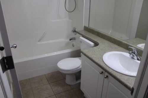 207A-5101 18 Street, Lloydminster, AB - Indoor Photo Showing Bathroom
