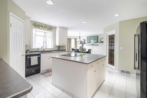 3906 59 Avenue Close, Lloydminster, AB - Indoor Photo Showing Kitchen