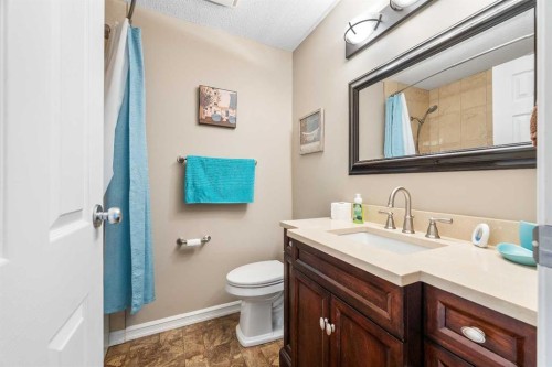 5303 23 Street, Lloydminster, AB - Indoor Photo Showing Bathroom