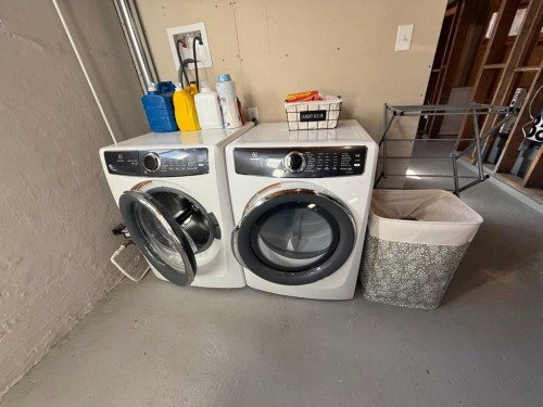 5047 51 Street, Mannville, AB - Indoor Photo Showing Laundry Room