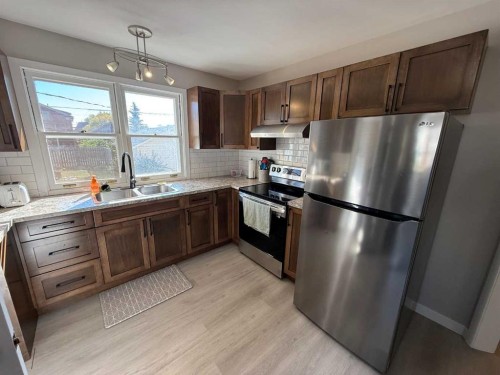5047 51 Street, Mannville, AB - Indoor Photo Showing Kitchen