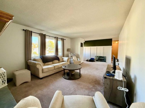 4425 56 Avenue, Provost, AB - Indoor Photo Showing Living Room
