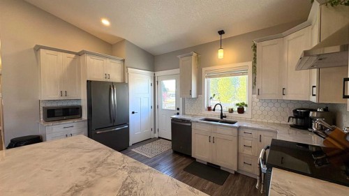 538 24 Street, Wainwright, AB - Indoor Photo Showing Kitchen With Double Sink