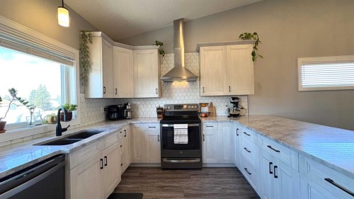 538 24 Street, Wainwright, AB - Indoor Photo Showing Kitchen With Double Sink