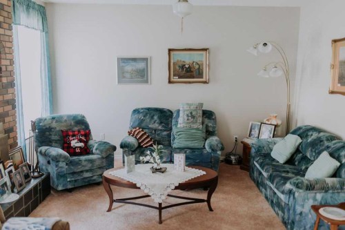 317 4 Avenue Crescent, Wainwright, AB - Indoor Photo Showing Living Room