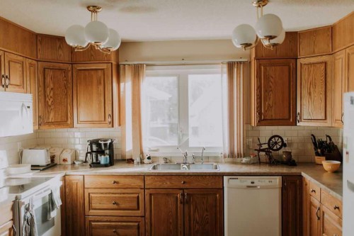 317 4 Avenue Crescent, Wainwright, AB - Indoor Photo Showing Kitchen With Double Sink