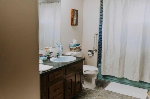 317 4 Avenue Crescent, Wainwright, AB - Indoor Photo Showing Bathroom