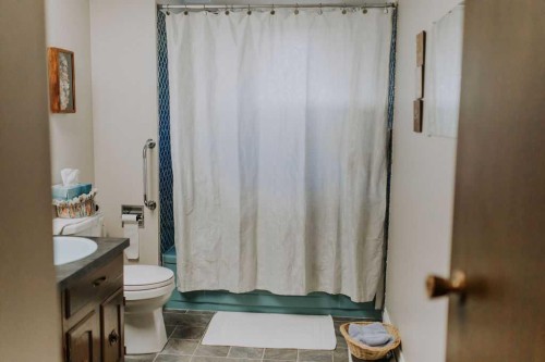 317 4 Avenue Crescent, Wainwright, AB - Indoor Photo Showing Bathroom