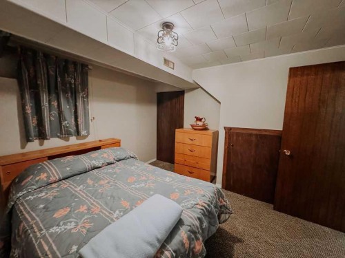 317 4 Avenue Crescent, Wainwright, AB - Indoor Photo Showing Bedroom