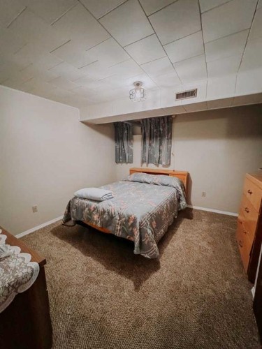317 4 Avenue Crescent, Wainwright, AB - Indoor Photo Showing Bedroom