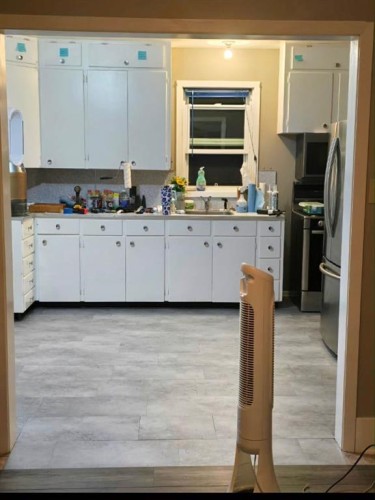 #472018 A&B, Rural Wainwright No. 61, M.D. Of, AB - Indoor Photo Showing Kitchen With Double Sink