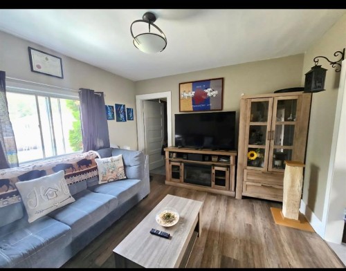 #472018 A&B, Rural Wainwright No. 61, M.D. Of, AB - Indoor Photo Showing Living Room