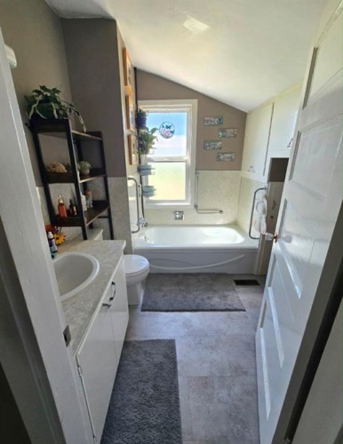 #472018 A&B, Rural Wainwright No. 61, M.D. Of, AB - Indoor Photo Showing Bathroom