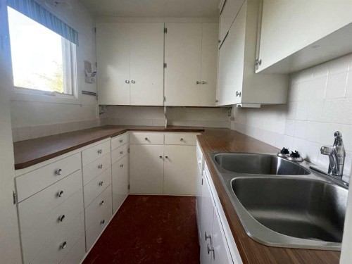 #472018 A&B, Rural Wainwright No. 61, M.D. Of, AB - Indoor Photo Showing Kitchen With Double Sink