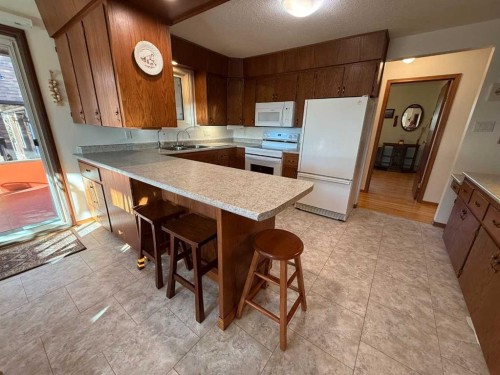 48077 Range Road 3275, Lloydminster, SK - Indoor Photo Showing Kitchen With Double Sink