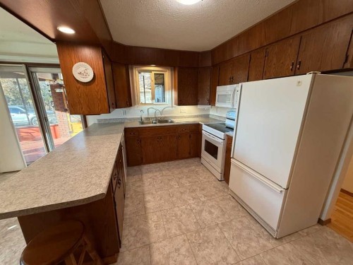 48077 Range Road 3275, Lloydminster, SK - Indoor Photo Showing Kitchen With Double Sink
