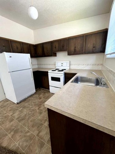 1241 5 Avenue Nw, Calgary, AB - Indoor Photo Showing Kitchen