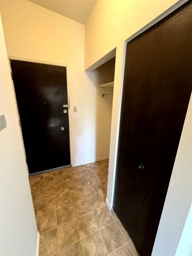 1241 5 Avenue Nw, Calgary, AB - Indoor Photo Showing Other Room