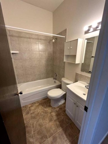 1241 5 Avenue Nw, Calgary, AB - Indoor Photo Showing Bathroom