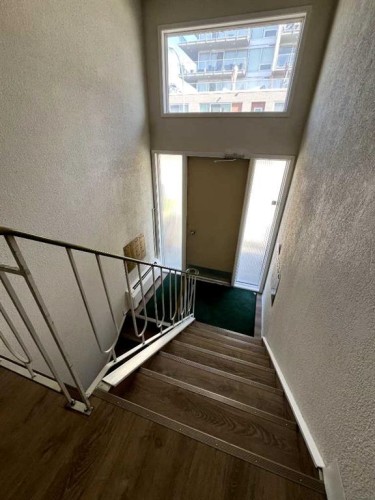 1241 5 Avenue Nw, Calgary, AB - Indoor Photo Showing Other Room
