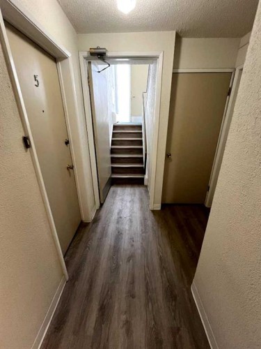1241 5 Avenue Nw, Calgary, AB - Indoor Photo Showing Other Room