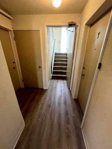 1241 5 Avenue Nw, Calgary, AB - Indoor Photo Showing Other Room