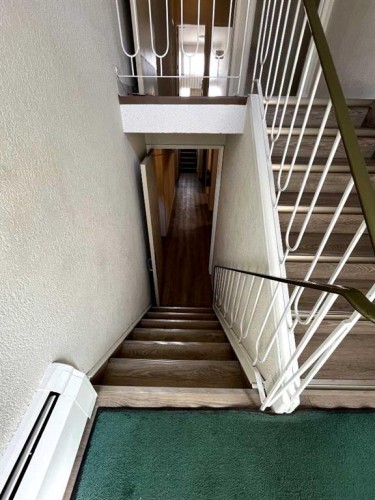1241 5 Avenue Nw, Calgary, AB - Indoor Photo Showing Other Room