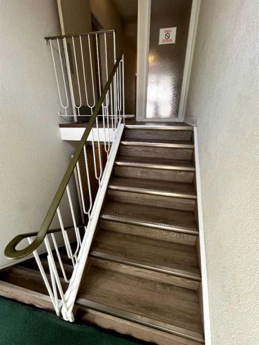 1241 5 Avenue Nw, Calgary, AB - Indoor Photo Showing Other Room