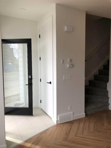 2102 5 Avenue Nw, Calgary, AB - Indoor Photo Showing Other Room