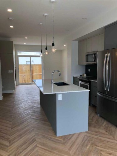 2102 5 Avenue Nw, Calgary, AB - Indoor Photo Showing Kitchen With Upgraded Kitchen