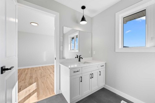 3705 42 Avenue, Lloydminster, SK - Indoor Photo Showing Bathroom