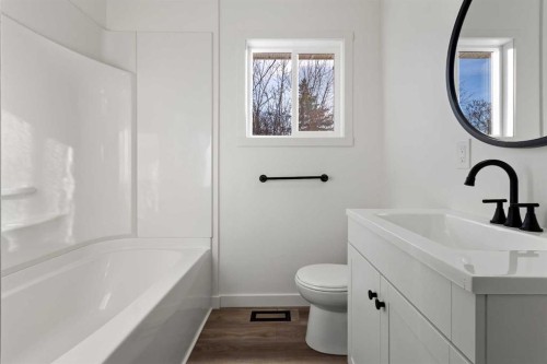 5301 47 Street, Lloydminster, AB - Indoor Photo Showing Bathroom