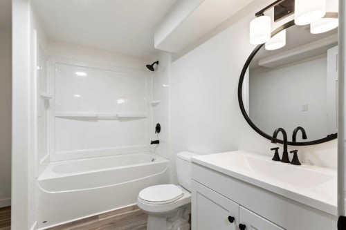 5301 47 Street, Lloydminster, AB - Indoor Photo Showing Bathroom