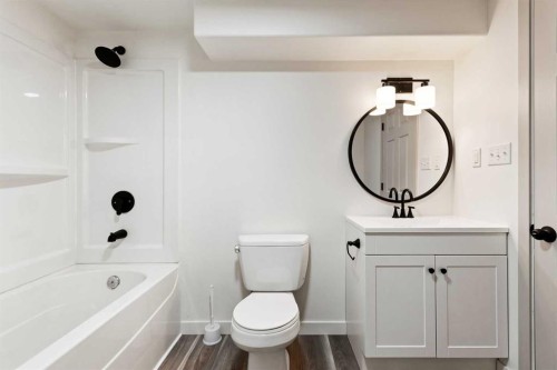 5301 47 Street, Lloydminster, AB - Indoor Photo Showing Bathroom