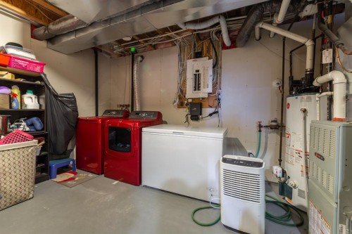 3207 43 Avenue, Lloydminster, SK - Indoor Photo Showing Laundry Room