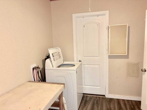 5140 48 Street, Mannville, AB - Indoor Photo Showing Laundry Room