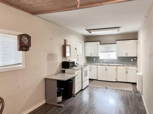 5140 48 Street, Mannville, AB - Indoor Photo Showing Kitchen