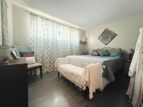 100-305 5 Street, Wainwright, AB - Indoor Photo Showing Bedroom