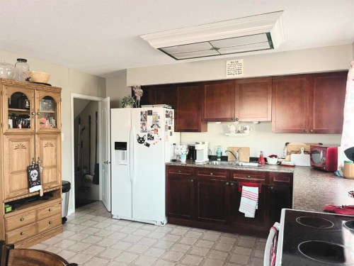 100-305 5 Street, Wainwright, AB - Indoor Photo Showing Kitchen