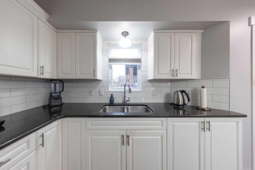 3805 58 Avenue, Lloydminster, AB - Indoor Photo Showing Kitchen With Double Sink