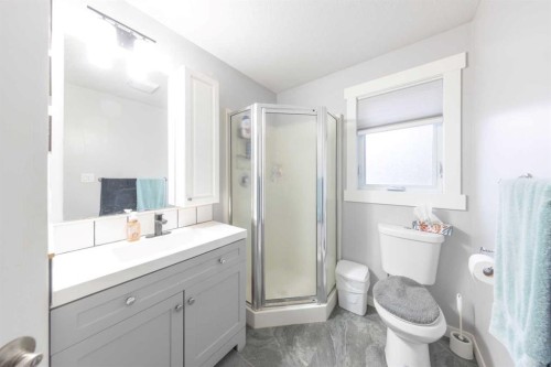 3805 58 Avenue, Lloydminster, AB - Indoor Photo Showing Bathroom
