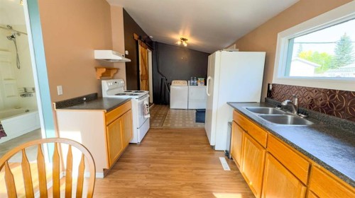 1025 14 Street, Wainwright, AB - Indoor Photo Showing Kitchen With Double Sink