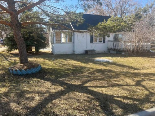 5402 50 Street, Lloydminster, AB - Outdoor