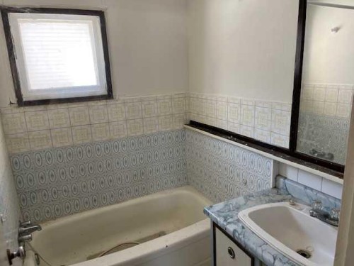 5402 50 Street, Lloydminster, AB - Indoor Photo Showing Bathroom