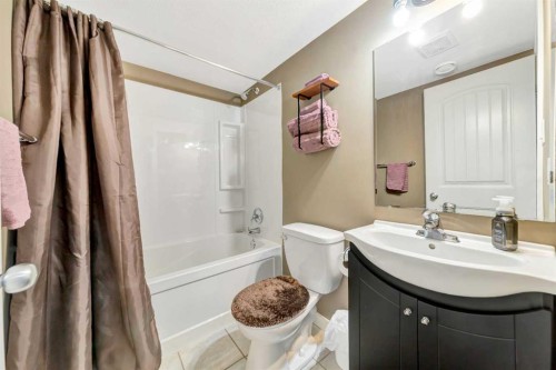 5221 15 Street, Lloydminster, AB - Indoor Photo Showing Bathroom