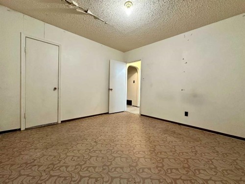 925 15 Street, Wainwright, AB - Indoor Photo Showing Other Room