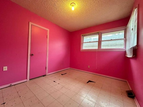 925 15 Street, Wainwright, AB - Indoor Photo Showing Other Room