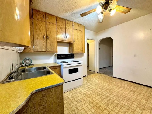 925 15 Street, Wainwright, AB - Indoor Photo Showing Kitchen With Double Sink