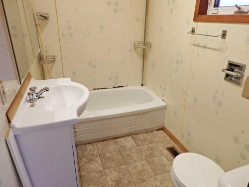 4607 48B Avenue, Vermilion, AB - Indoor Photo Showing Bathroom