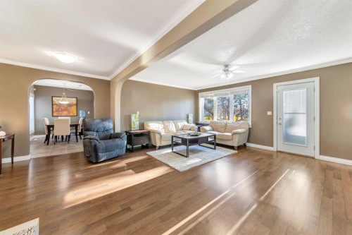 105 1St Ave West, Waseca, SK - Indoor Photo Showing Living Room